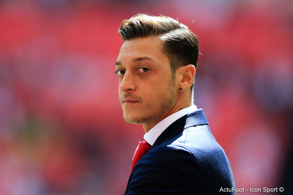 ActuFoot_'s tweet photo. Mesut Özil : "Avant de recevoir le ballon, je sais déjà ce que je dois faire. C'est un don de Dieu"
(@SFR_Sport) https://t.co/TLuXzOqqb9