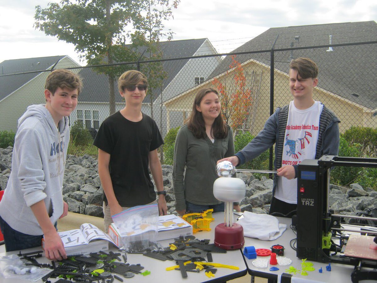 botsofprey's tweet photo. We setup a booth at our school/community fall festive and shared STEM and FTC with kids from around the community! #FTC #Relicrecovery https://t.co/EvunJS9hdD
