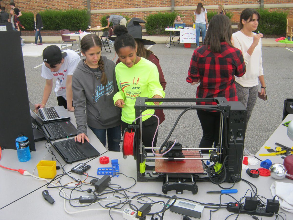 botsofprey's tweet photo. We setup a booth at our school/community fall festive and shared STEM and FTC with kids from around the community! #FTC #Relicrecovery https://t.co/EvunJS9hdD