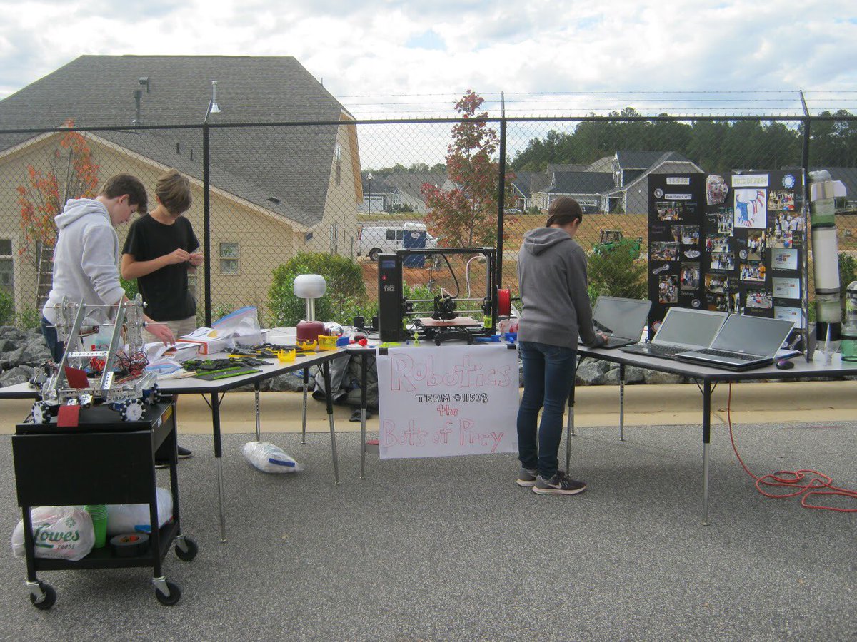 botsofprey's tweet photo. We setup a booth at our school/community fall festive and shared STEM and FTC with kids from around the community! #FTC #Relicrecovery https://t.co/EvunJS9hdD