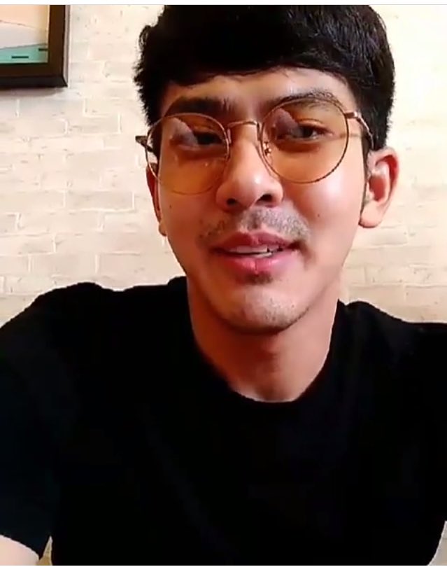 Aorradapornj's tweet photo. ว่าด้วยเรื่องของแว่นตราบไดที่ยังไม่ใส่มาพร้อมกันลมจะถือว่าพมมมใช้ของร่วมกัน ถ้าใส่มาพร้อมกันจะถือว่ามันคือแว่นคู่ 😬😬😬😏😏😏🙈🙈🙈🐻🐨🐼 #เต้ยเชียร์ https://t.co/FDJNlhSzoj