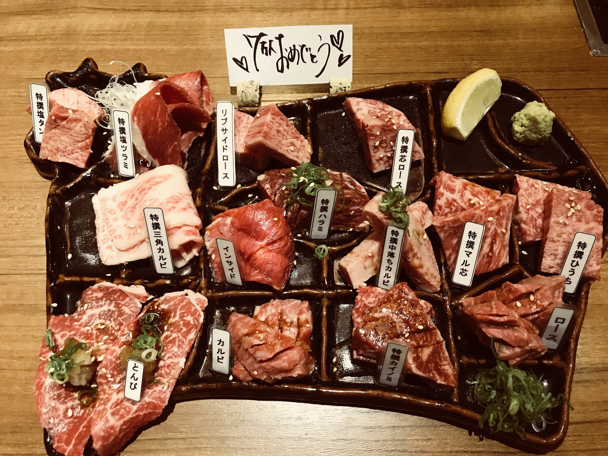 わいわい 33 昨日奈良の焼肉屋の絆という所でサプライズなお祝いをして下さいました ローラも気恥ずかし目にお祝いしてくれてます お洒落なカウンターの焼肉屋なのですが 皆様も奈良に寄った時は行ってみてください ただ店長 8万人なんです