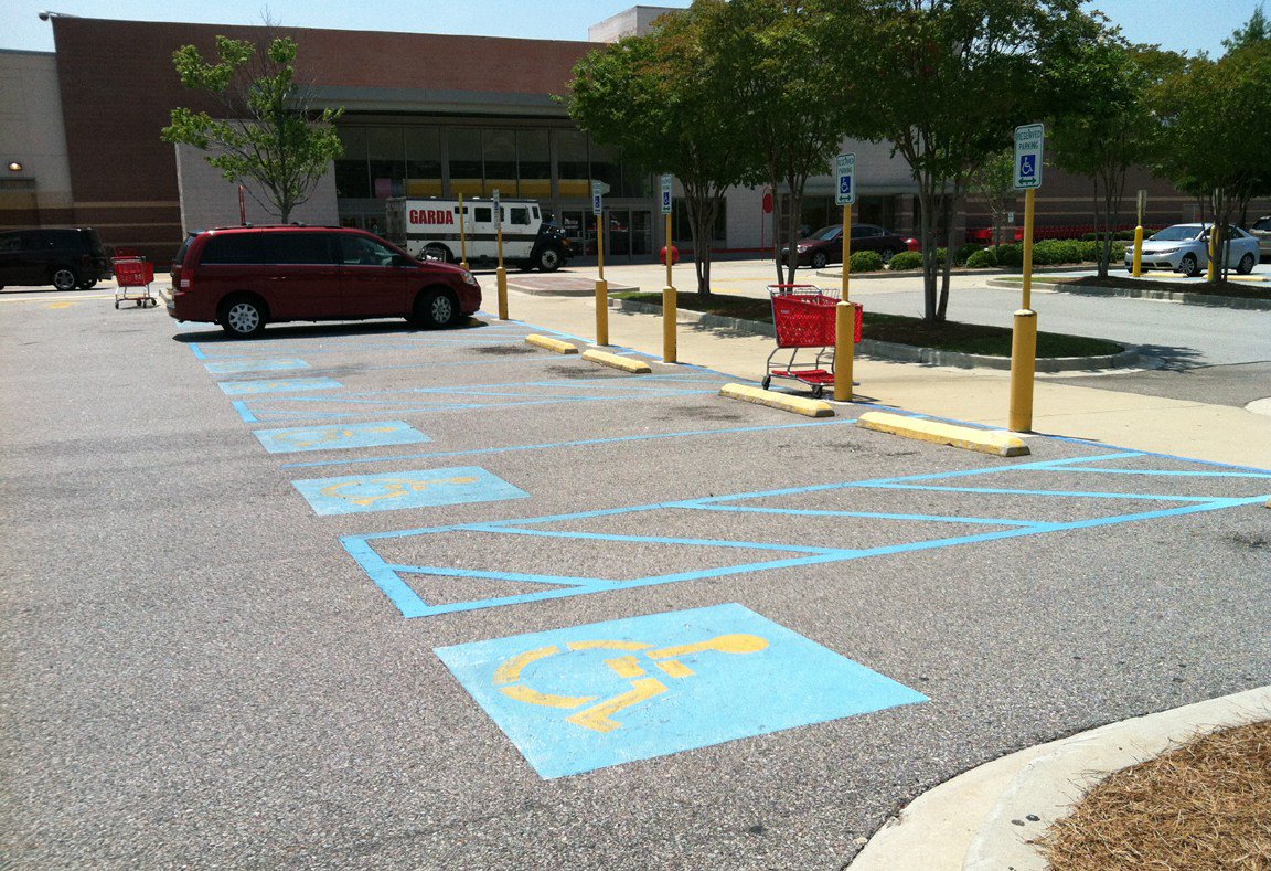 美国商场、公司、学校的公共停车位，会把靠近建筑入口的最方便的停车位，留作残疾人停车位。这些停车位前面立着醒目的标牌、提醒这是残疾人专用位，地面有轮椅标志，停车位两边的分隔线是蓝线（一般是白线）。普通人使用残疾人停车位，会被罚款 #美国那些真事 https://t.co/Hi6BvQRQqd 1