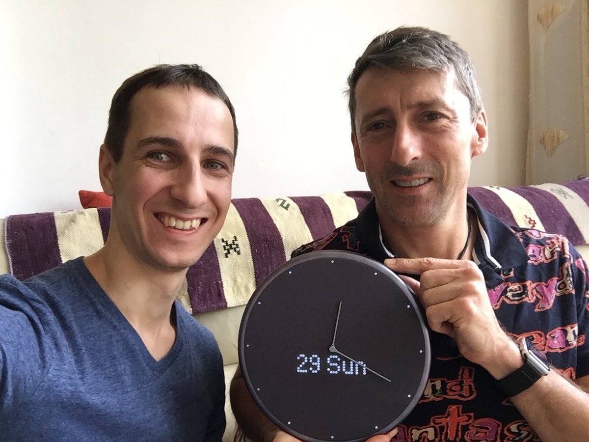 Glad to meet Gordon <a href="/gordonsanders/">gordon sanders</a> in HK! One of the early customers and I’m so proud he received <a href="/glanceclock/">Glance Clock</a> and see how he use it!