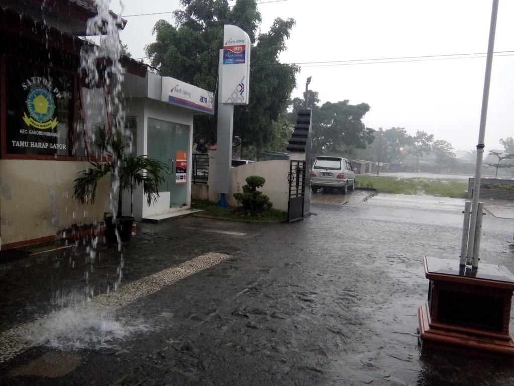 gandrungkec's tweet photo. Gandrungmangu dan sekitarnya hujan. Yang sedang dalam perjalanan, harap hati-hati ya. https://t.co/Hun86pPOns