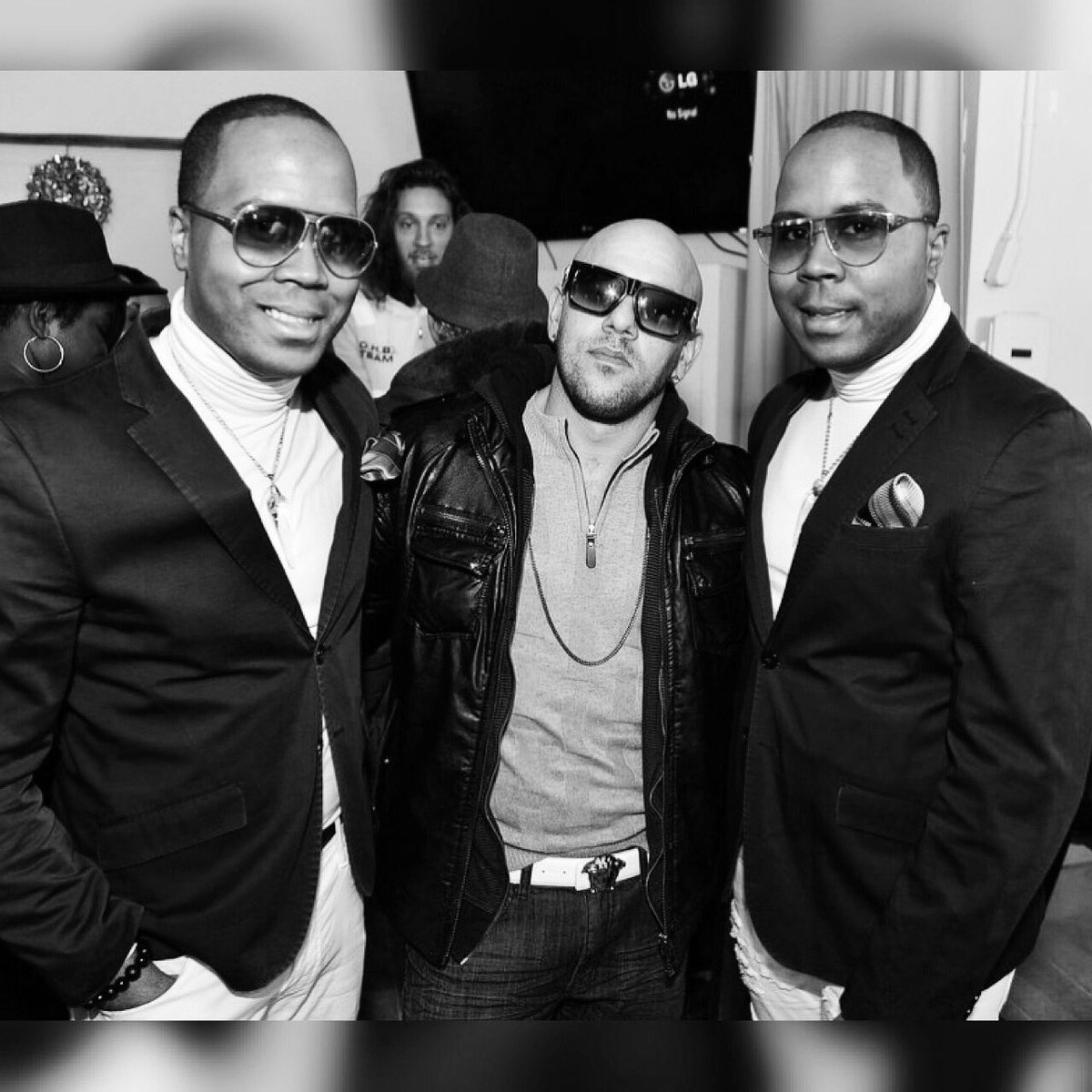 Von Boozier Twins™ tweet media