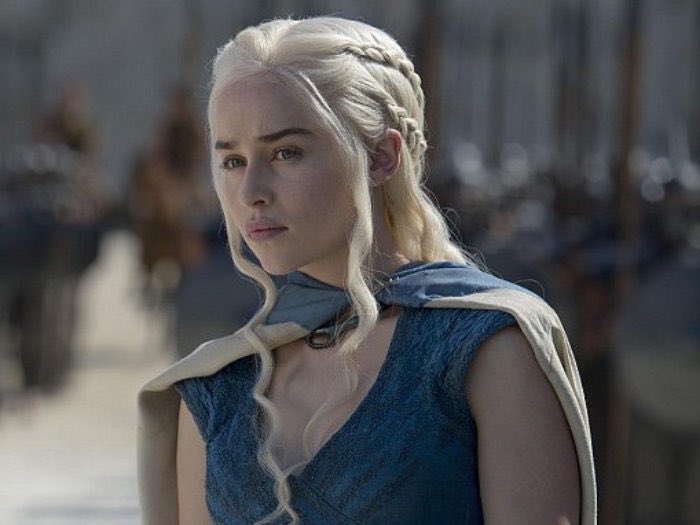 ellieescottt's tweet photo. try telling me she doesn't look like daenerys, i dare you. @GRRMspeaking @JaneEspenson @HBO @emiliaclarke @IAMLenaHeadey @SophieT @BuzzFeed https://t.co/2wDBMO0Tjx