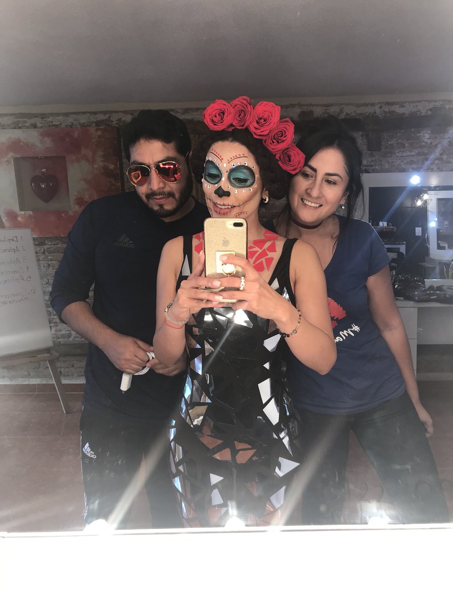 KARLABASO's tweet photo. Gracias @EdnaHernandezde  por mi maquillaje https://t.co/5KTBc54unQ