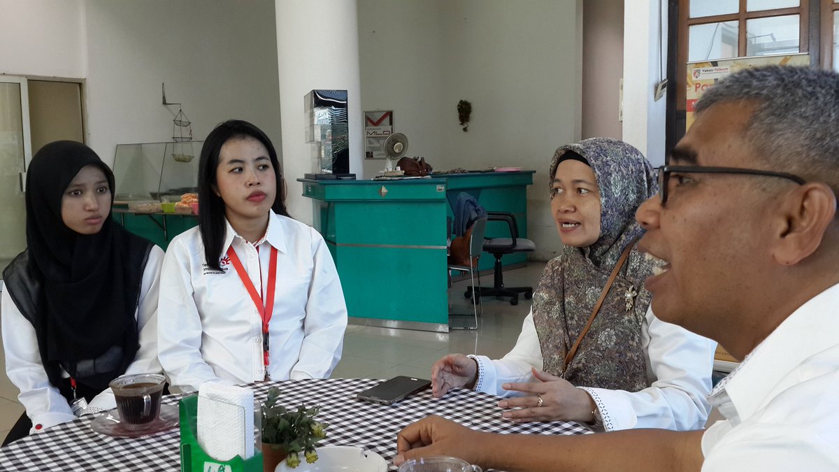rizka_muchtar's tweet photo. Ngobras bareng GM Witel Jember selesai upacara #SumpahPemuda2017
#JRTREG5
@TelkomIndonesia
@_funtastic5_ https://t.co/rBG1GIUAnH
