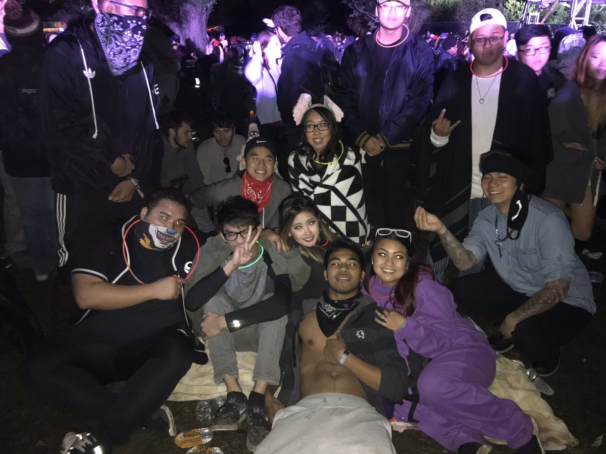 cindyyyquil's tweet photo. First Voodoo Festival was lit!! 🤓🔥 #VoodooFest2017 🐘👻 https://t.co/AxmVd7hHt7