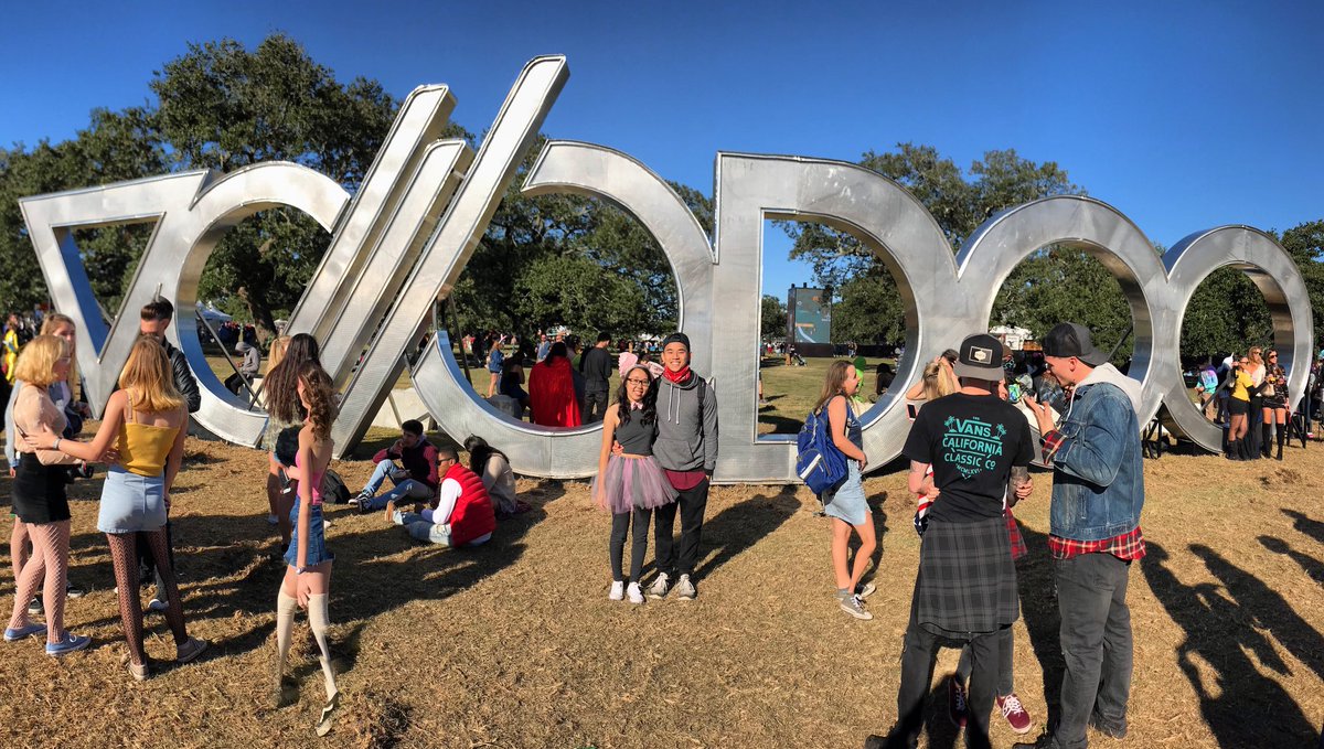 cindyyyquil's tweet photo. First Voodoo Festival was lit!! 🤓🔥 #VoodooFest2017 🐘👻 https://t.co/AxmVd7hHt7