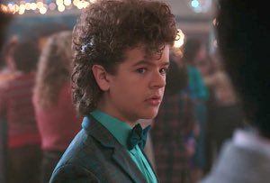 Alerta de spoiler: Dustin se convierte en Gustavo Cerati y luego todas quieren salir con él. #StrangerThings2