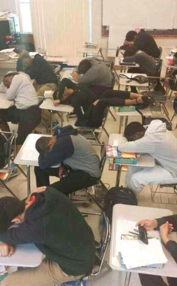 cleytu's tweet photo. segunda-feira na escola https://t.co/k20kfPtT7B
