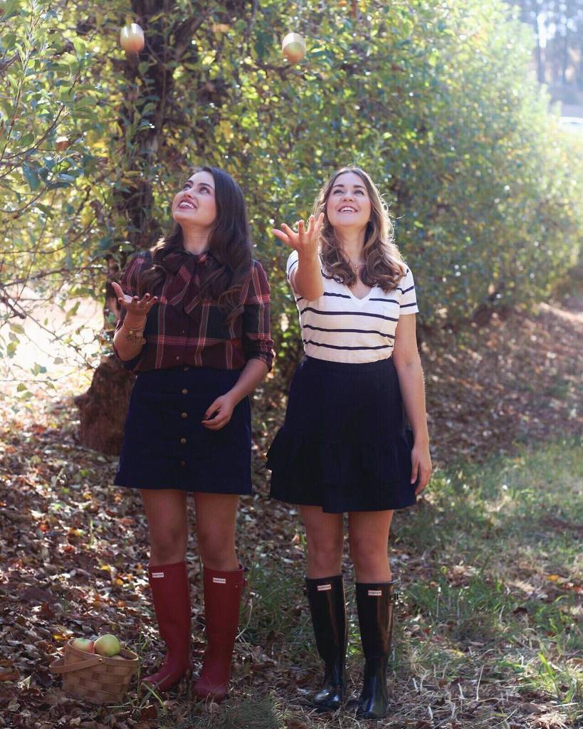 YCosmopolite's tweet photo. Catch! 🍎🍏🍁🍂 #applepicking #apples #jcrew #jcrewforever #jcrewalways #madewell #oldnavy #sayhi #hunters #applehill … https://t.co/pzu86NleBr https://t.co/8JG5SF8QjB