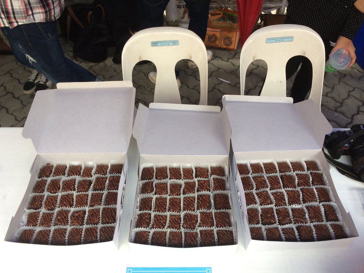 IPRMSA's tweet photo. Hello anyone yang craving brownies boleh dtg ke booth The Jajers!Dorang jual brownies with ice cream as well. Sedap tauuu 😋 #MCoC17 #CFMKSS8 https://t.co/vXdMRB2AeN