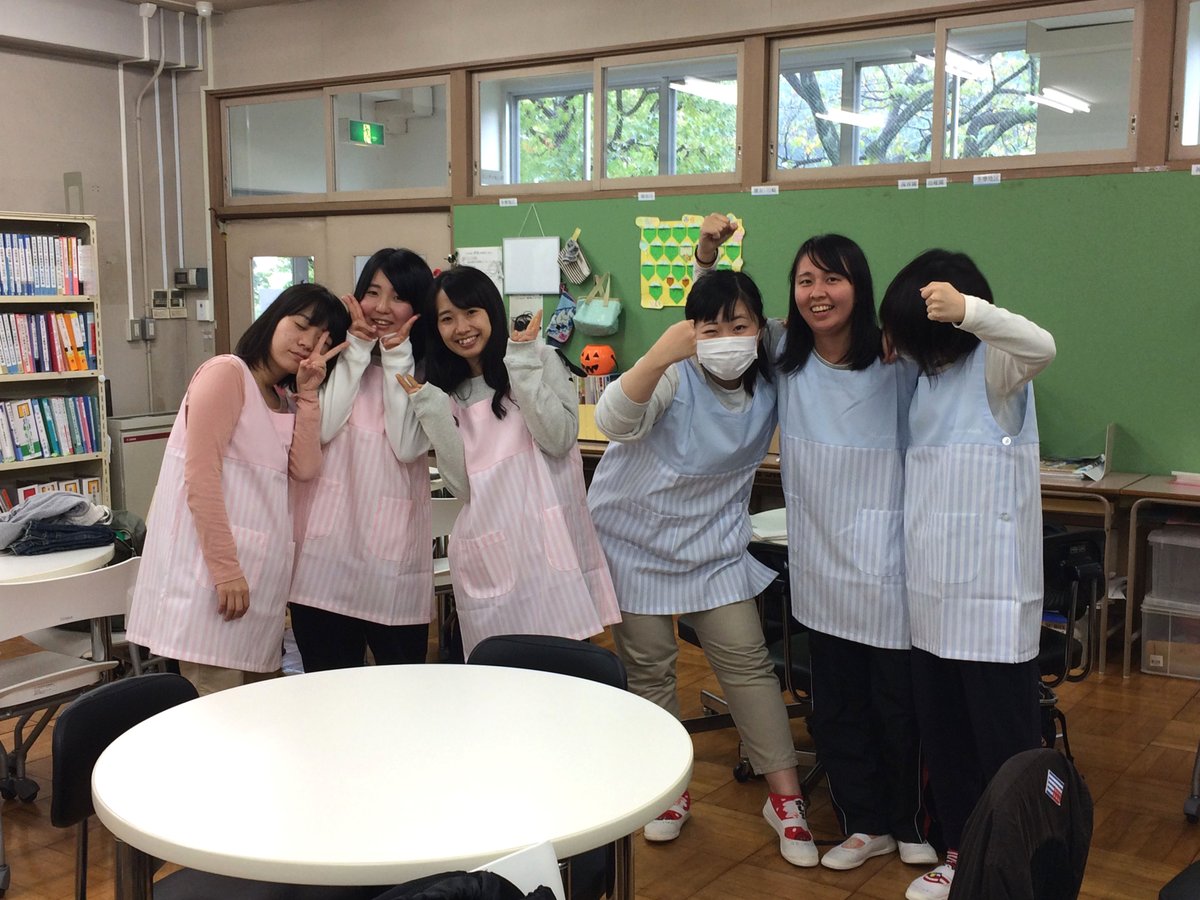 鶴川女子短期大学 V Twitter 今年から新しくなった実習着のご紹介 水色とピンクが選べます 試着した姿を見せにきてくれました O １年生はこれから附属園での事前研修に行きます がんばってきてねー 保育 短大 実習 Hp T Co Cjado5zea5 T