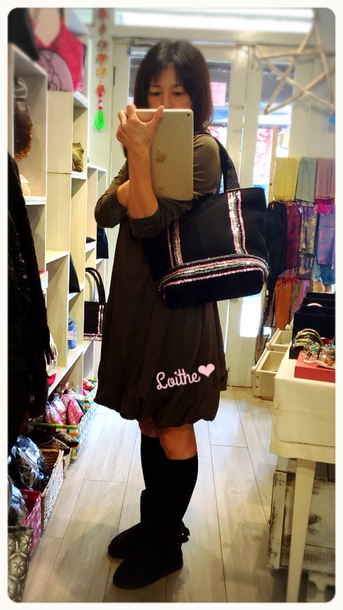 これ、シンプルで結構好きなんだけどな…
税込¥2600

あと、2日になっちゃた〜

I like this sample sequined tote bag...
Just only 2 days...