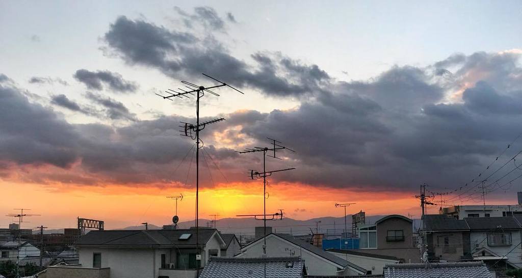 aBabiloni's tweet photo. El cielo de Kyoto me tiene enamorada 😍 #sunset #kyotosunset #kyoto #japan #cityscapes https://t.co/srFlmUjHOb https://t.co/qCibdbk7ck