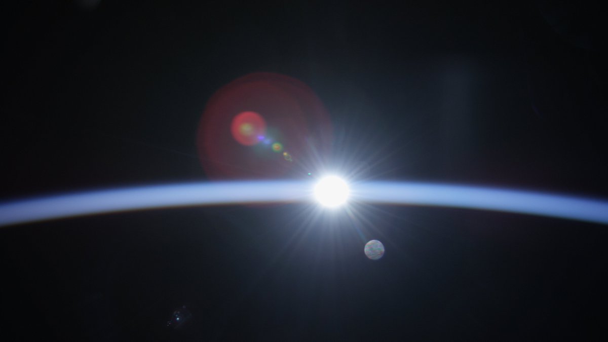 astro_paolo's tweet photo. Here we have 16 sunrises a day; in this one the camera was out of  focus... but it resulted in an interesting effect! #MondayMotivation https://t.co/frBYvcTnU6