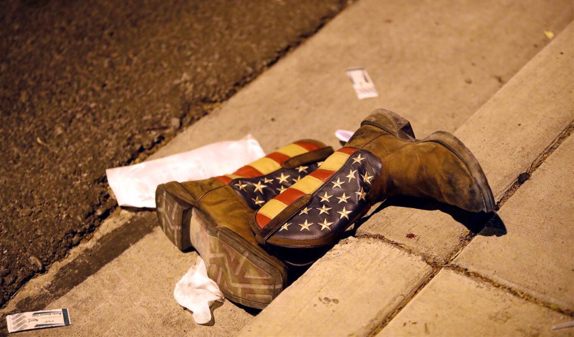 SandraXFreedom's tweet photo. Attention Las Vegas police, FBI, investigative journalist. One month and we are still waiting for answers. #StephenPaddock

#MAGA https://t.co/cTA1cZbNs1