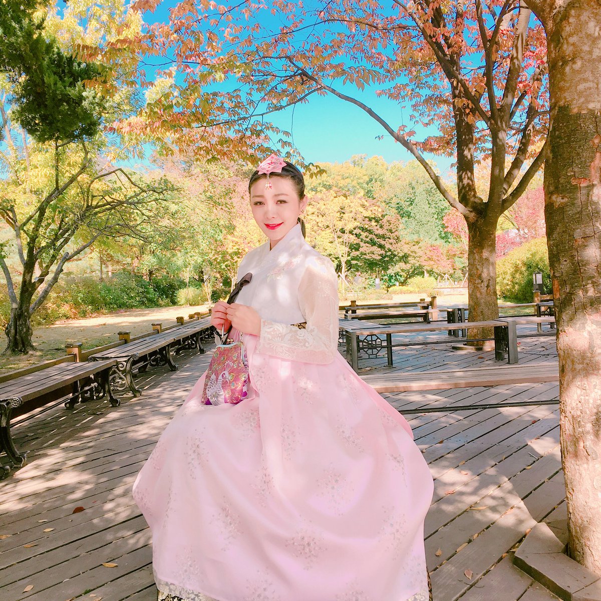 wofengl's tweet photo. 지은 언니 #경복궁  함께 가서요Scenery is very beautiful. https://t.co/uerExxhdJF