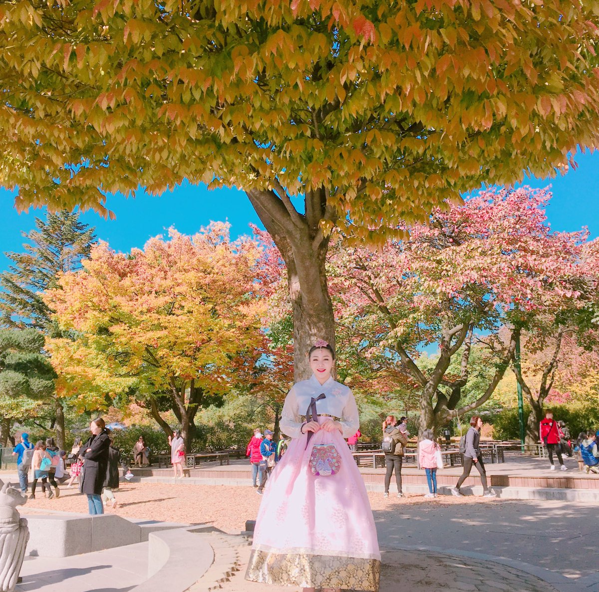 wofengl's tweet photo. 지은 언니 #경복궁  함께 가서요Scenery is very beautiful. https://t.co/uerExxhdJF