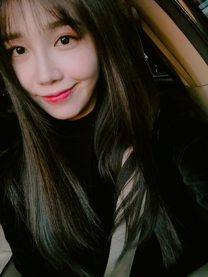 Apink_2011's tweet photo. [#에이핑크] 2017 KBO 한국시리즈 5차전에서 애국가 제창을 하게 된 자랑스러운 믕디😎
 잠시후 6시 20분 KBS 2TV에서 #은지 의 애국가 제창하는 모습을 함께 확인해요👀

 #APINK #정은지 #우리핑크_우리믕디 👍🏻 https://t.co/lRFOOqOUnA
