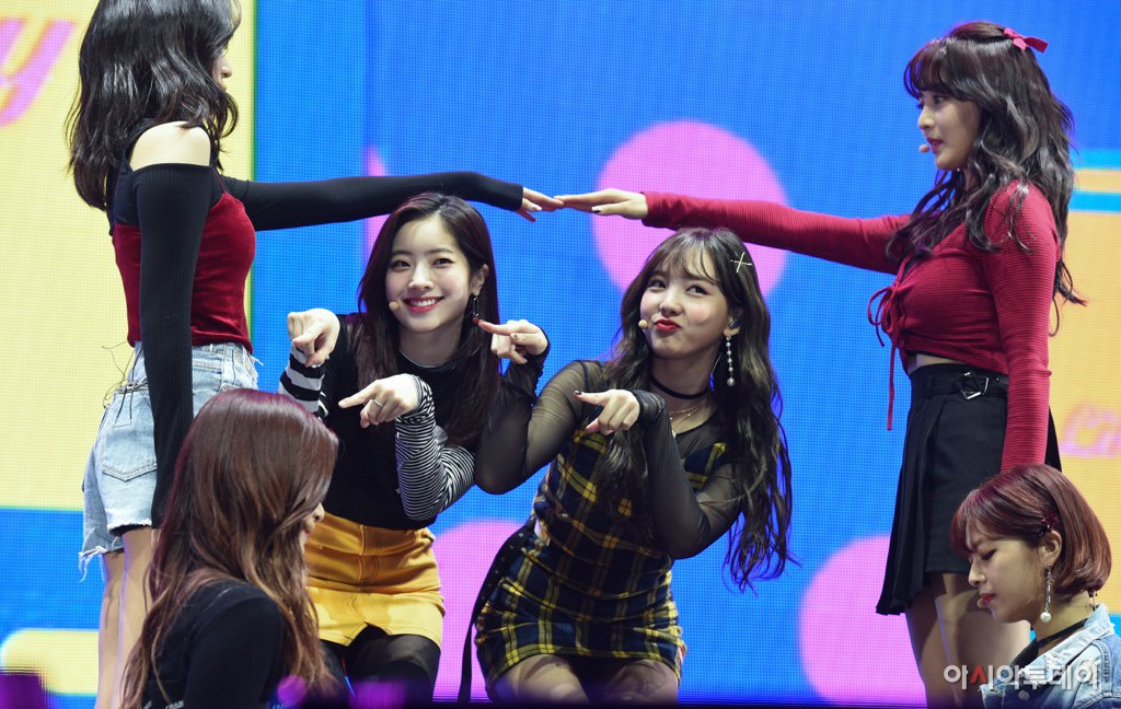 Twice Singapore Press Twice Twicetagram Showcase Likey 트와이스 1 T Co X5gcsytqqj Twitter