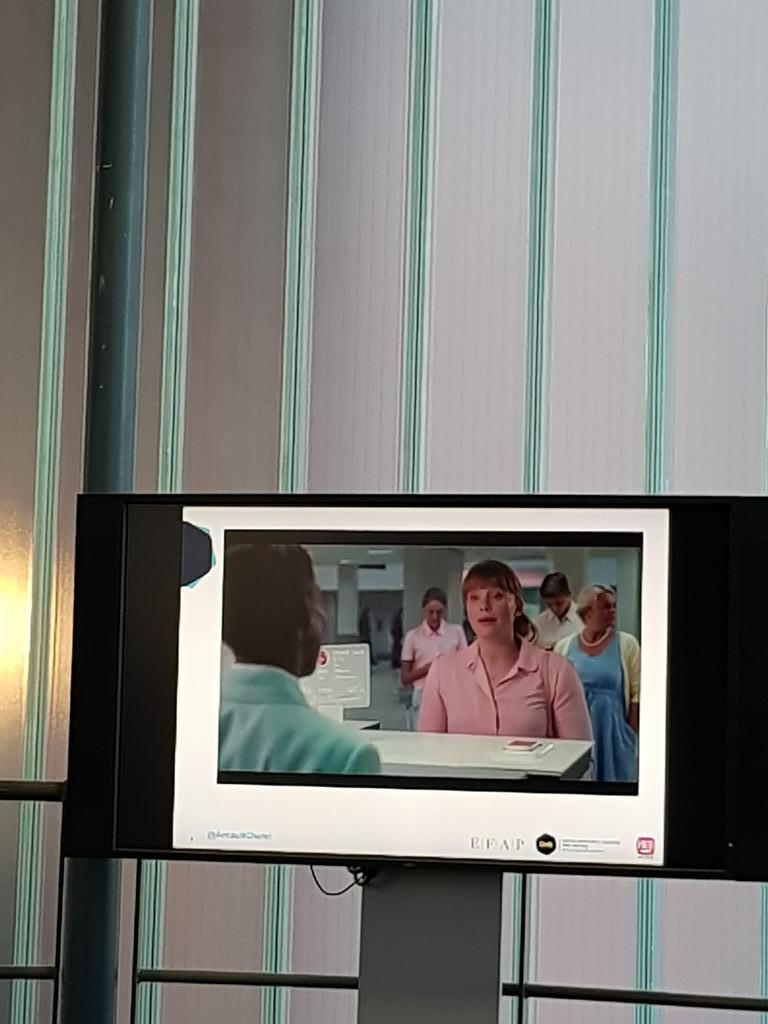 AxelBourgasser's tweet photo. Étudier sur fond de @blackmirror
Merci @ArnaultChatel
#mbadmba #badgrade https://t.co/Esa7bFiWFn
