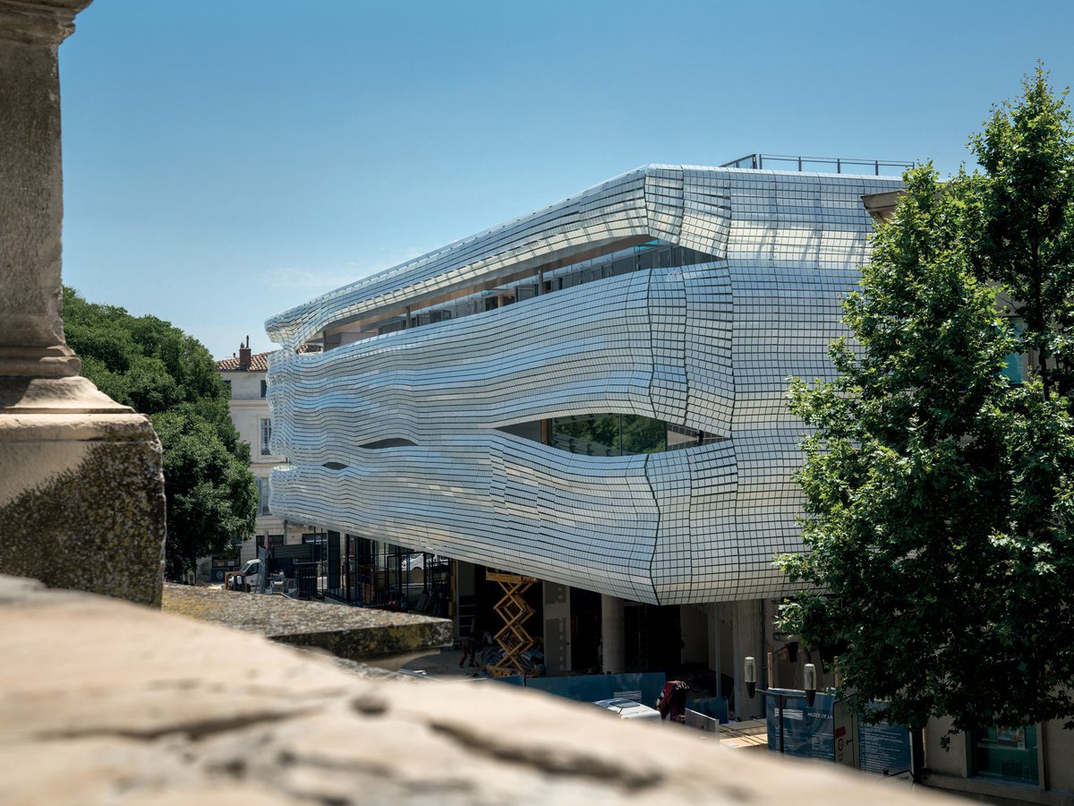 Elizabeth de Portzamparc fashions a glass toga on the Musée de la Romanité #museum #architecture #markmagazine
bit.ly/2zYc0cu