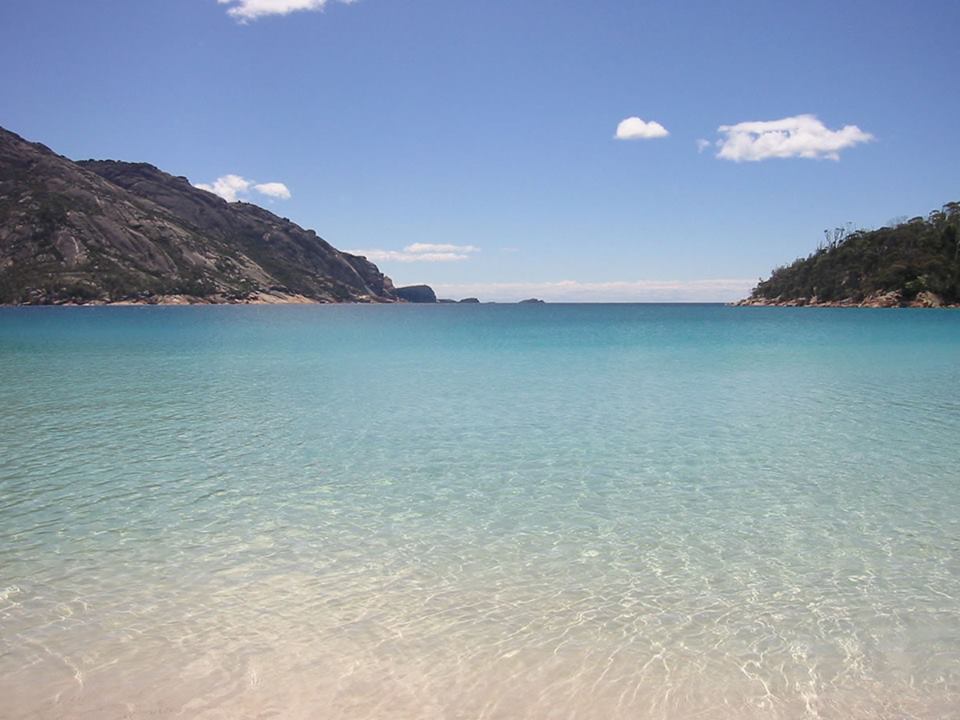 PixOfWorld's tweet photo. Wineglass bay, #Australia https://t.co/zTBCkCVUnm