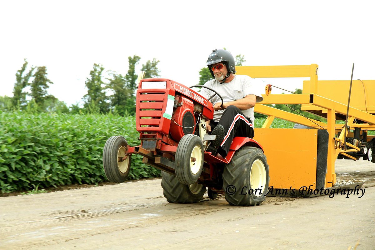 BonneauRichard's tweet photo. Essex Kent garden tractor pullers #fullpull17 https://t.co/lAjyzvIBUk