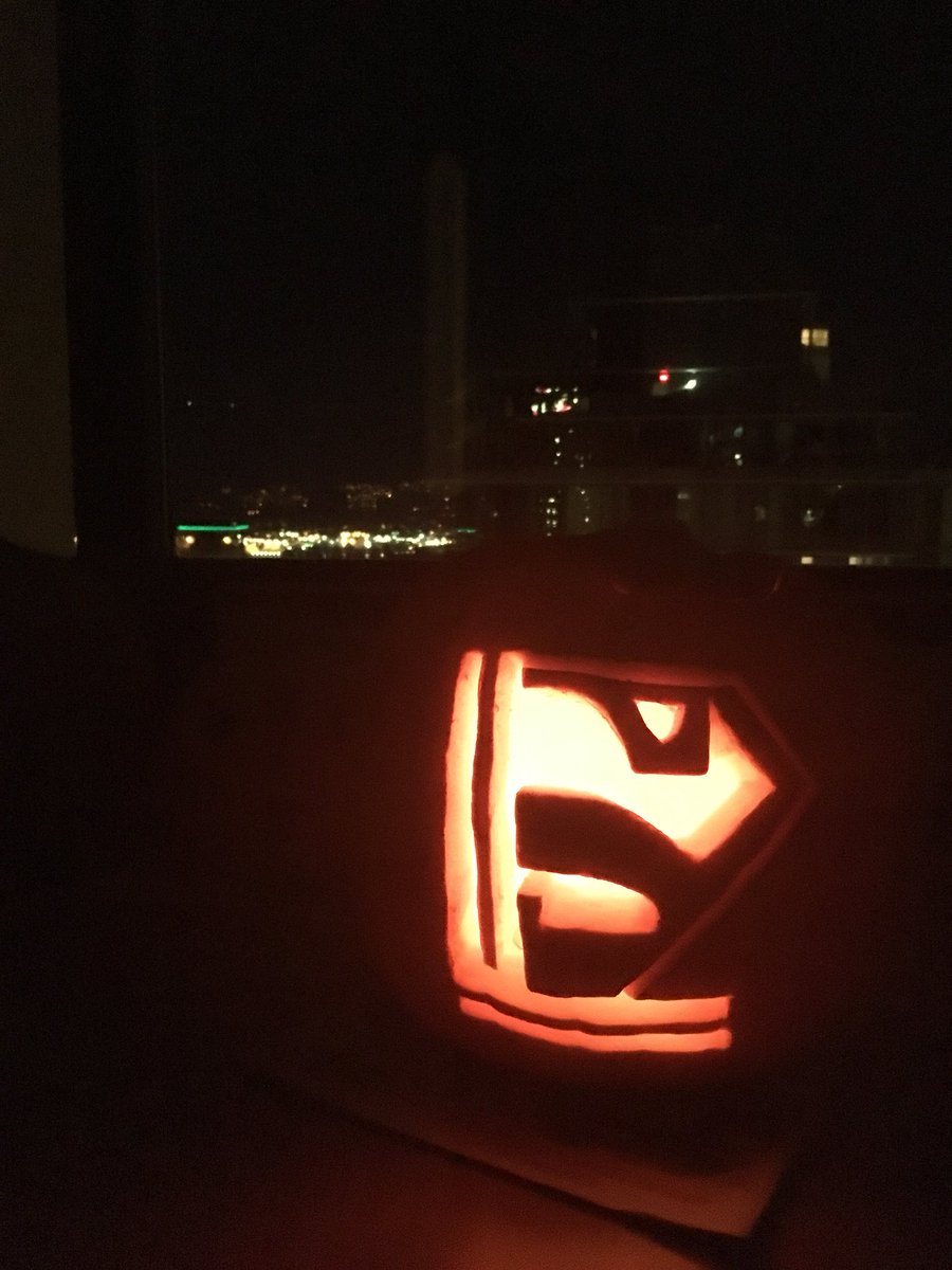 Was determined to make my pumpkin gay af so #supercorp pumpkin happened 😂