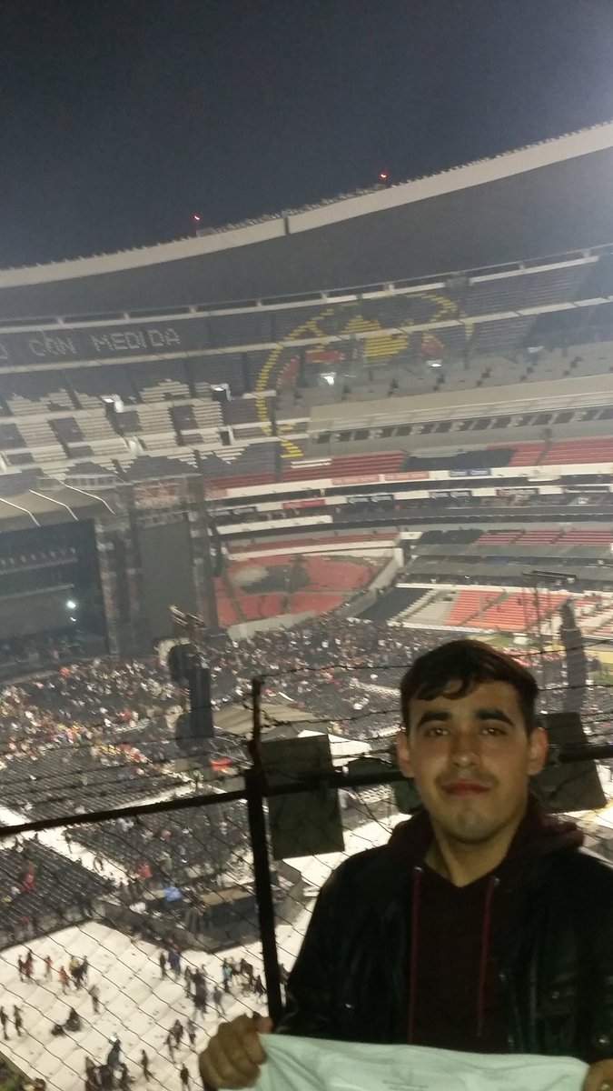 andintheend's tweet photo. Lo único diferente entre cada foto es la edad y los años que pasaron (7).. porque en ambas lloré de emoción al ver mi ídolo. #OneOnOneMx https://t.co/7BGF86eTzF