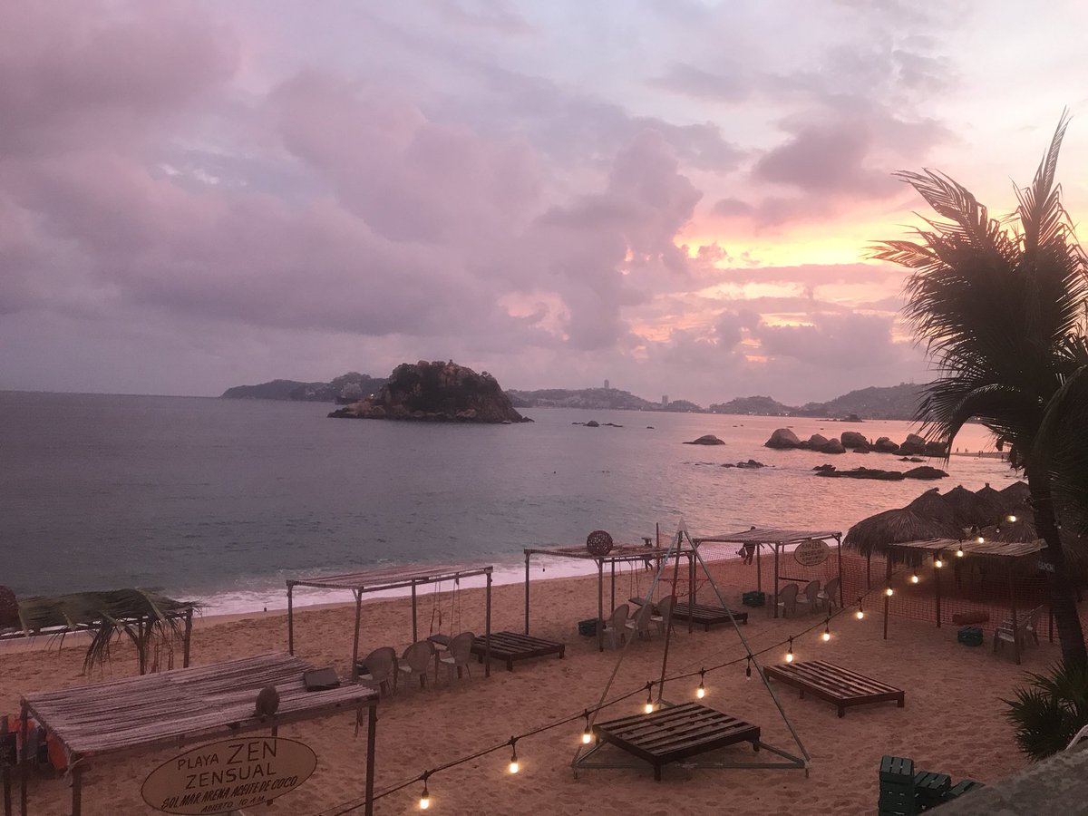 erickguerrerom's tweet photo. Hermoso atardecer de @Acapulco! Volvamos a hacer de esta playa la mejor del 🌍 que es donde en realidad debe estar.. @Moni_fu @eguerreroma I ❤️ ACA! https://t.co/EsRgxNlICm