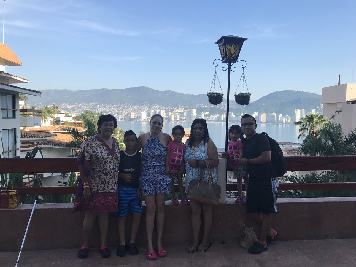 erickguerrerom's tweet photo. Hermoso atardecer de @Acapulco! Volvamos a hacer de esta playa la mejor del 🌍 que es donde en realidad debe estar.. @Moni_fu @eguerreroma I ❤️ ACA! https://t.co/EsRgxNlICm