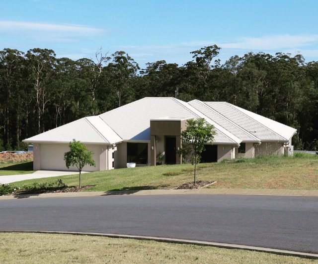 QldSheetMetal's tweet photo. A hip &amp; valley roof in our most popular roofing colour - Surfmist 👌🏼 #colorbond #corrugated #metalroof #newhome #surfmist #qldsheetmetal https://t.co/8vyx7mYvfE