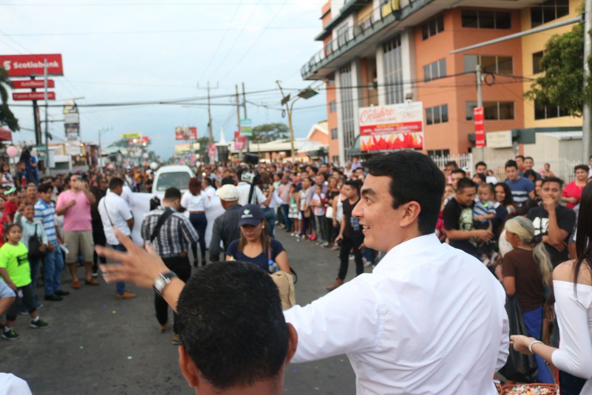 LaHuellaSV's tweet photo. Miles de familias migueleñas disfrutaron el desfile del correo, que apertura las fiestas patronales en honor a la Virgen de La Paz https://t.co/C77fqxko0E