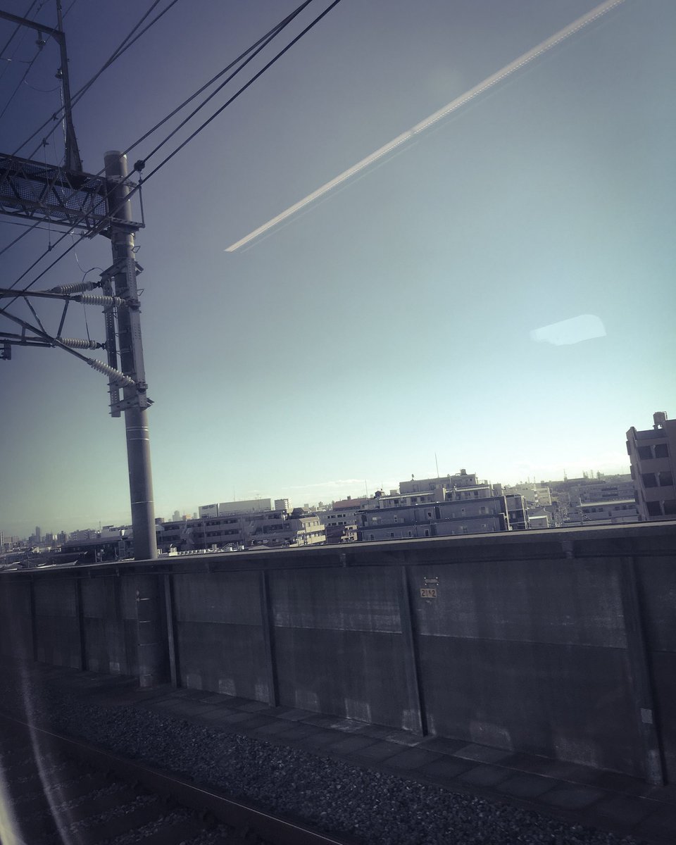 outside_yoshino's tweet photo. いつだって力の限りを尽くして精一杯生きているけれどもダメな時ゃダメだしダメなもんはダメなんだろうけどもそれもこれもみんな引っくるめて背負って歩いてゆくしかねえのだと唇噛み締めて東京が近づいてきた帰ぇってきたまだまだ旅は続く。 https://t.co/qKAY1LEqrX