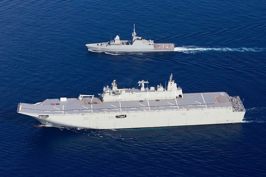 COMAUSFLT's tweet photo. @Australian_Navy #IPE17 ships exercising with colleagues above and on the sea. #FighttoWin https://t.co/cwRv2toqYw