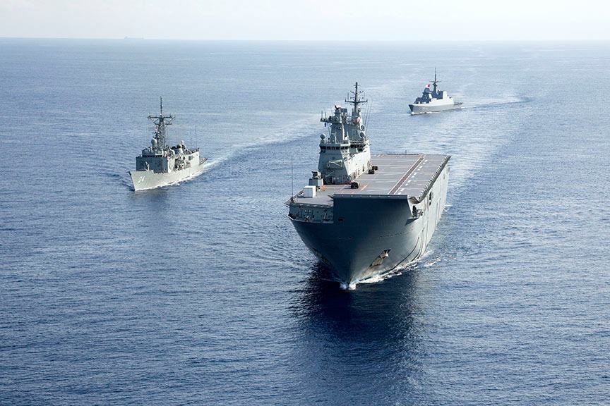 COMAUSFLT's tweet photo. @Australian_Navy #IPE17 ships exercising with colleagues above and on the sea. #FighttoWin https://t.co/cwRv2toqYw