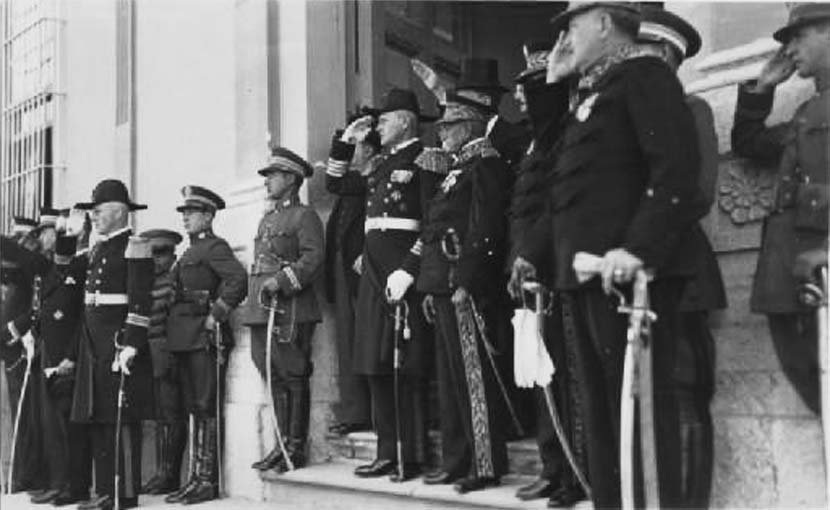 GuatHistorica's tweet photo. 1936. Oficiales guatemaltecos y alemanes observan desfilar marinos del Tercer Reich en su visita a Guatemala. https://t.co/DsyoPHnMWc