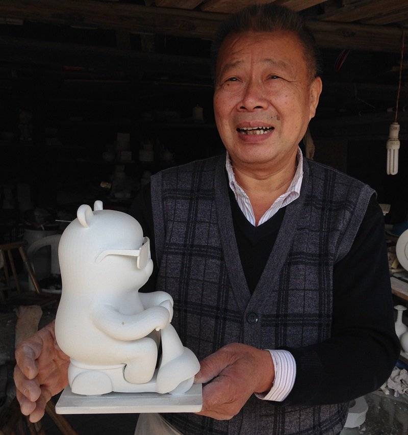 Vandaag op bezoek in een porseleinfabriek bij meester mallenmaker Zhang Mao Sheng (张茂生) #Jingdezhen #porselein