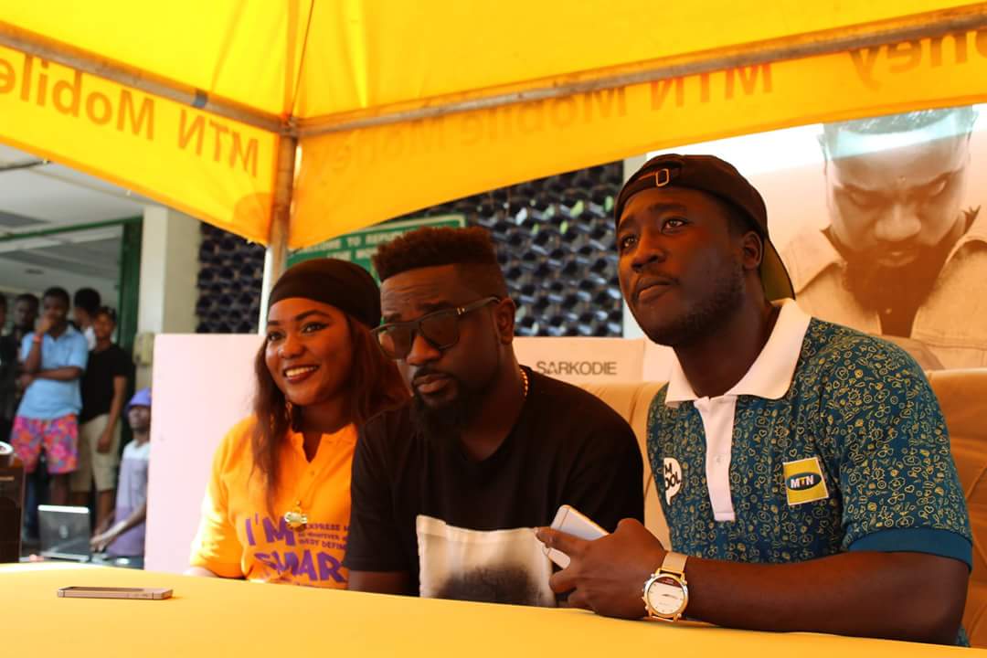 Elliot_Boli's tweet photo. @sarkodie  signed copies of The Highest album for loyal fans at the forecourt of the Republic Hall, KNUST.

 #PulseInvasion Concert. https://t.co/aA26RkRVyR