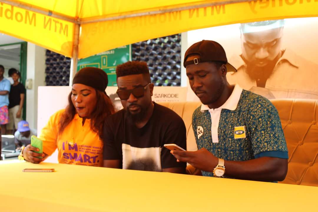 Elliot_Boli's tweet photo. @sarkodie  signed copies of The Highest album for loyal fans at the forecourt of the Republic Hall, KNUST.

 #PulseInvasion Concert. https://t.co/aA26RkRVyR