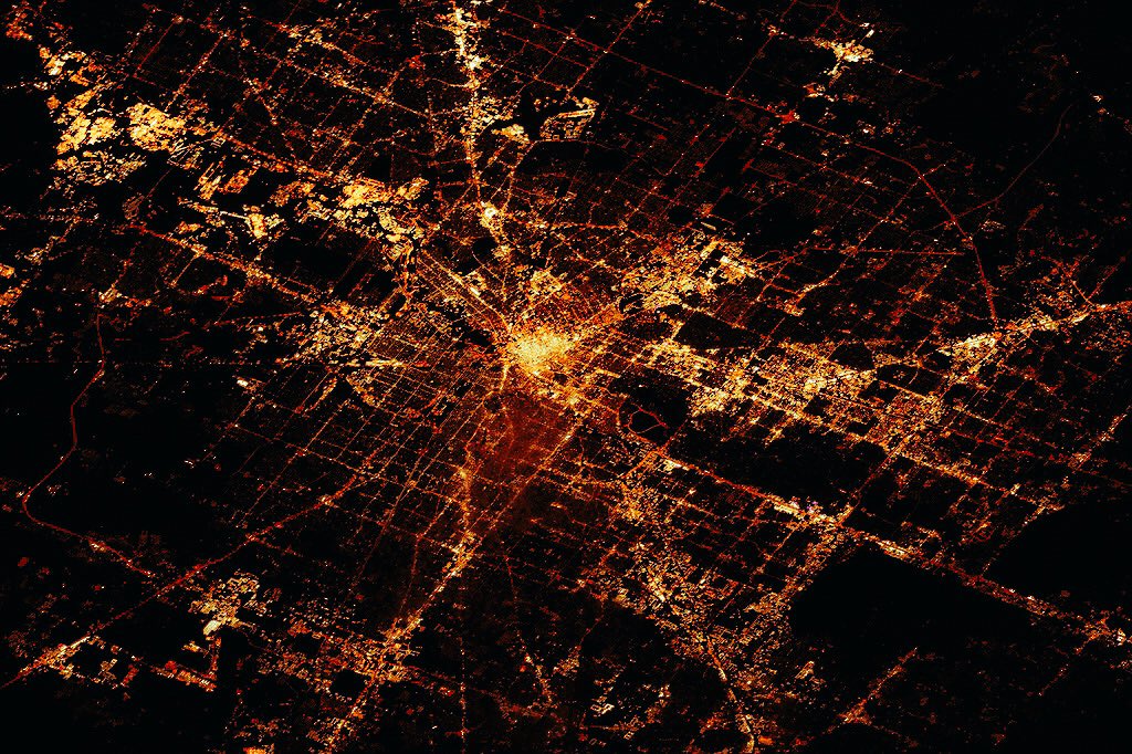 StationCDRKelly's tweet photo. Nothing great is ever achieved without endurance. Way to be resilient, #Houston! Victory is only one away @astros! #EarnHistory #WorldSeries https://t.co/yTdPRKSkdD