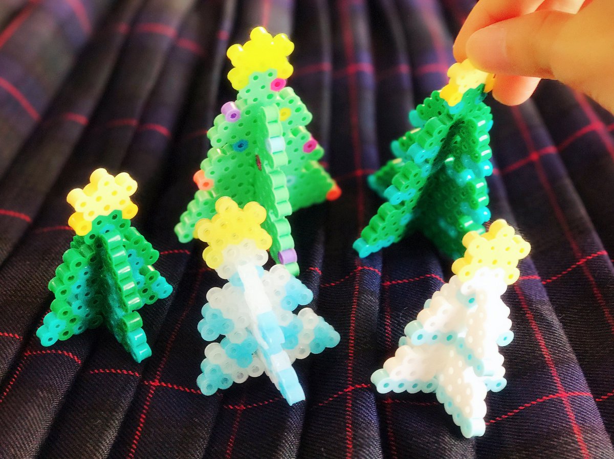 ヌン V Twitter 今年もクリスマスはいろいろ作りたい てはじめにツリーさんたち 作り方動画は今週中の予定 前に作ったデザインはこちら アイロンビーズ サンタ 雪の結晶 ナイトメア ツリー クリスマス図案まとめ T Co Fnsvs7ryv4