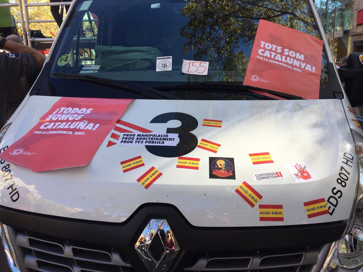 clickitiro's tweet photo. Els eslògans:
-Cataluña es España.
-Prou TV3 pública.
-Custodia compartida SI.
-La violencia no tiene género.
I l’insult: Mamones.
#curtets https://t.co/XKdWvaxfu8