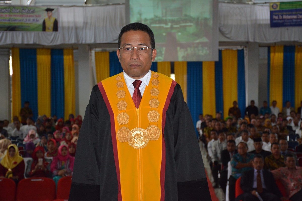 Humas_UHO's tweet photo. Pemgukuah Rektor UHO Prof. Dr. Muhammad Zamrun F, S.Si., M.Si., M.Sc
#AuditoriumUHO #25Agustus2017 https://t.co/49jeNp10qK