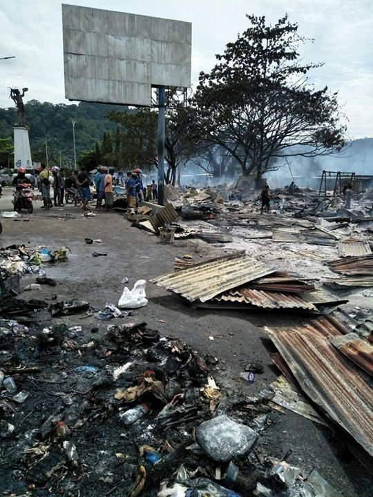 rikemathelda's tweet photo. Pasar di Kabupaten Kepulauan Yapen (Serui) terbakar. #Serui#TelukCenderawasi https://t.co/CWKkyiWDSx